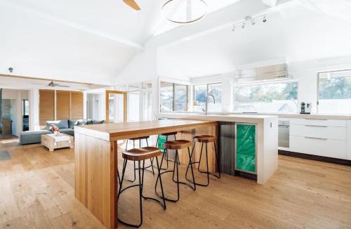 Mount Eliza House | 'Poolside Haven' Your Mount Eliza Family Getaway