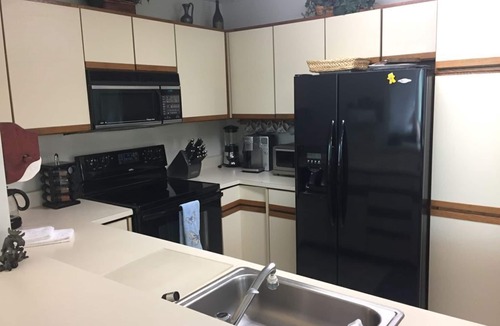 West Dover House | Popular Timber Creek! Room for everyone, shuttle to mountain, hot tub