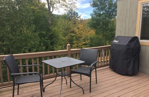 West Dover House | Popular Timber Creek! Room for everyone, shuttle to mountain, hot tub