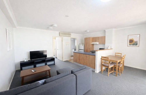 Spring Hill Apartment | Practical City Base | 1BR/1BA