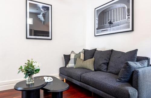 Prahran House | Prahran Timeless & Modern Haven - Central Location