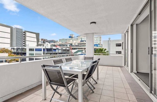Bowen Hills Apartment | Prime Position! 3Bed/2Bath/1Car ~ 10mins to CBD