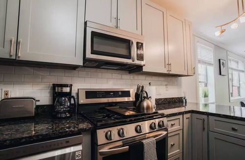 West Ridge House | Pristine 2BD - 2.5BD Duplex - Chicago - Free Parking