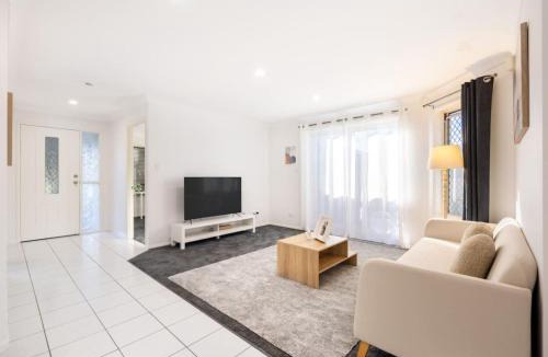 Forest Lake House | Private and Spacious 4BR Home with Parkview 5mins to Mall