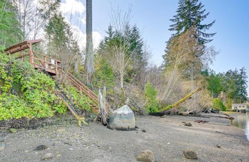Olympia House | Private Beach, Stunning Views! Home on Oyster Bay!
