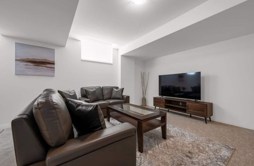 Thorold House | Private & Cozy 2BR Retreat Near Niagara Falls