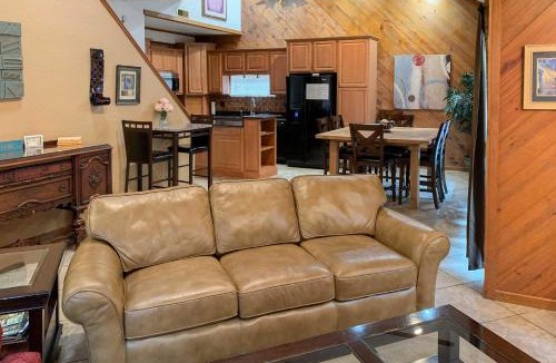 Mid America House | Private Deck & Dock: Home on Lake Hamilton!