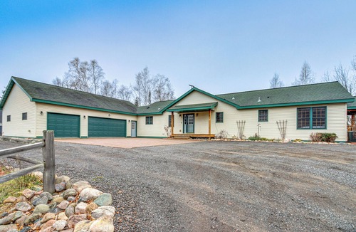 Melrude Cottage | Private Lakefront Home w/Game Room in Aurora!
