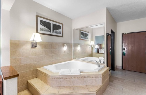 Beloit Hotel | Quality Inn Beloit