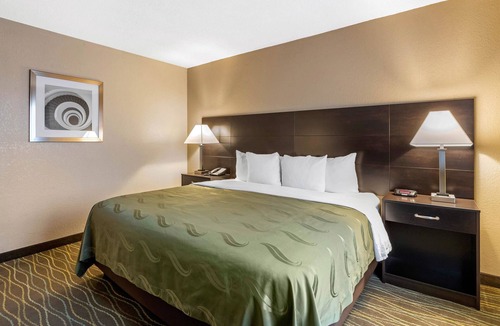 Lovington Hotel | Quality Inn & Suites Des Moines - Merle Hay Road