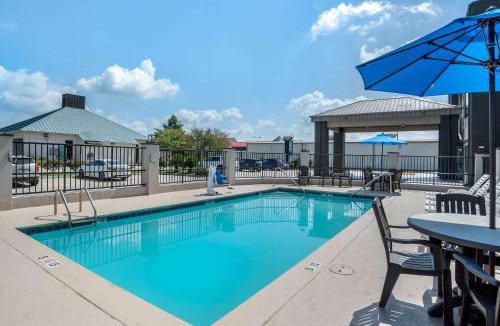 Broadmoor Hotel | Quality Suites Baton Rouge East - Denham Springs