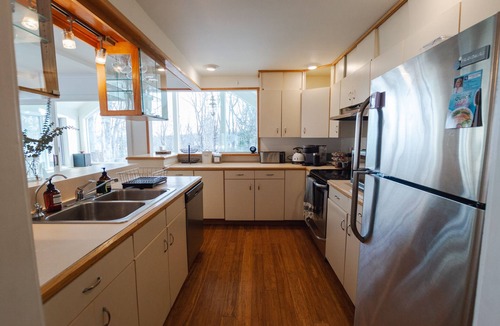West Hartford House | Quechee Mountain Home w/Jacuzzi, Sunroom, and Private Gymn