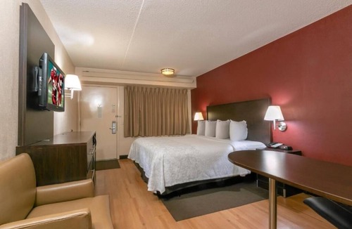 Columbus Hotel | Relax in Practical Room Ideal for Students Visiting OSU