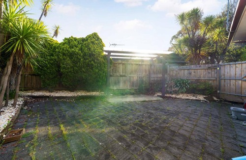 Berwick Apartment | Relax Refresh Rejuvenate Pool Cabin Garden Tree house Vintage charm
