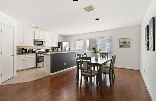 Shady Acres House | Relax & Unwind: Cozy Fall Home in The Heights