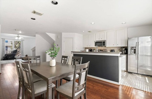 Shady Acres House | Relax & Unwind: Cozy Fall Home in The Heights