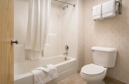 Devils Lake Hotel | Relaxing Devils Lake Suite with Free Parking & Year-Round Pool Access!