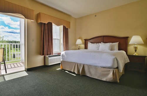 Pembine Hotel | Relaxing Stay w/Poolside Fun, Kayaking & Golf Course Access! Free Parking!