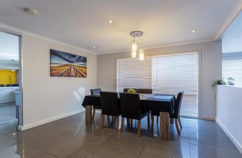 Pakenham House | Resort Experience - Pool, BBQ, Games for family