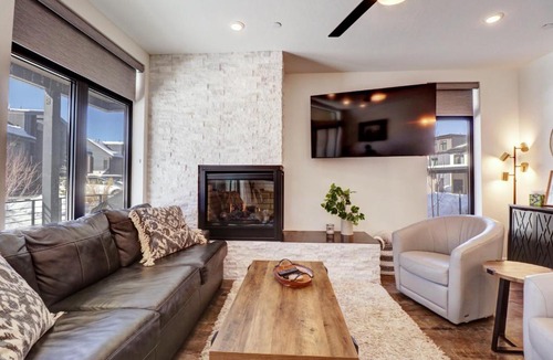 Willow Grove Apartment | River West 611