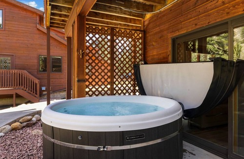 Fall River Estates Condo | Riverfront Hideaway Private Hot Tub
