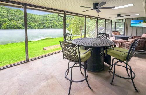 Lone Rock House | Riverfront Retreat - Right next to the White River