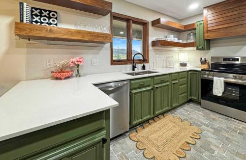 Lone Rock House | Riverfront Retreat - Right next to the White River