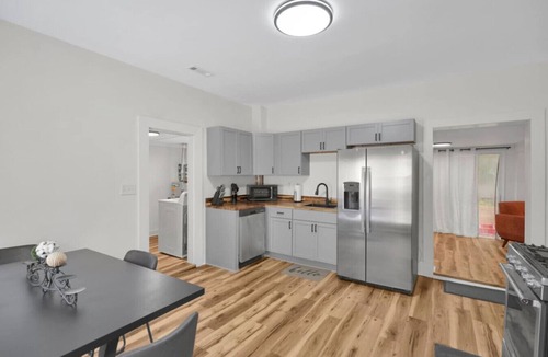 Mount Vernon House | Riverfront Retreat Room 1!