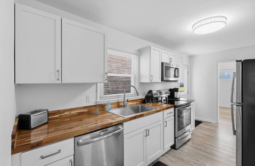 Mount Vernon House | Riverfront Suite! Wi-Fi included!