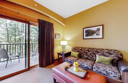 Wisconsin Dells Condo | Riverfront View Resort Stay in Wisconsin Dells