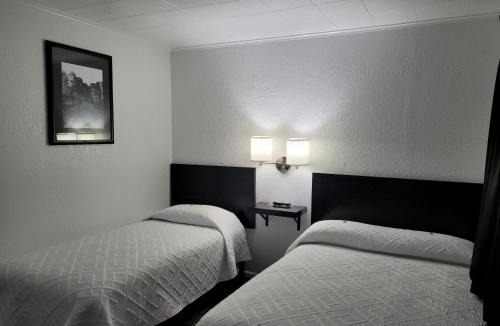 Custer Hotel | Rocket Motel