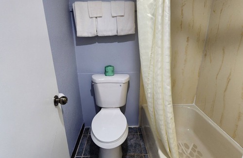 Carthage Hotel | Rodeway Inn