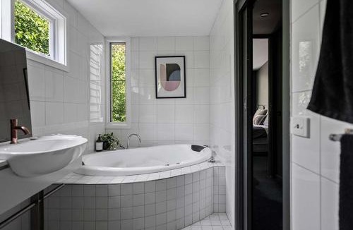 Daylesford Villa | Romantic Lakefront Luxury - Spa Bath, Fireplace, King Bed
