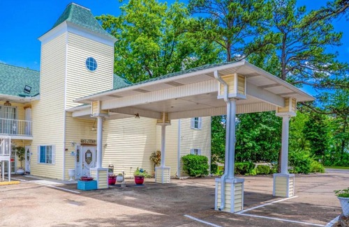 Eureka Springs Apartment | Romantic Suite with Jetted Tub