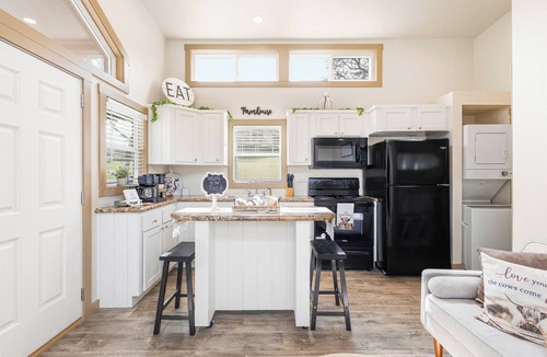 Denison House | Romantic Tiny Home with Pond, Pier & Firepit