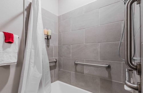 Farmers Branch Apartment | Ruby Rose Retreat🌹 w/Poolside view+ Fast WiFi