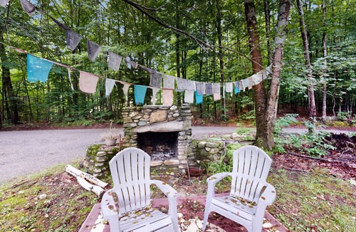 Grafton House | Rustic country home, wifi, firepit, w/d, kitchen, VAST trail, dog-friendly, TV's