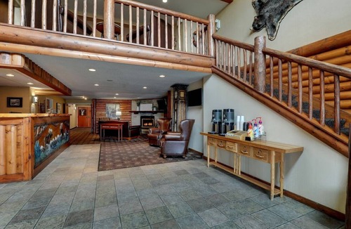 Quincy Hotel | Rustic Elegance by the Mississippi River! Rustic Amenities & 2 Pools