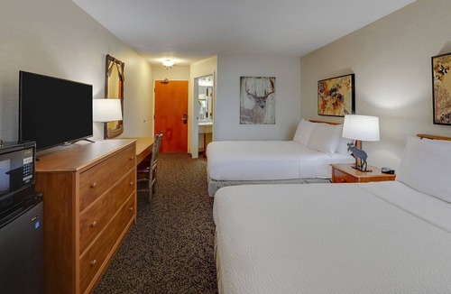 Quincy Hotel | Rustic Elegance by the Mississippi River! Rustic Amenities & 2 Pools