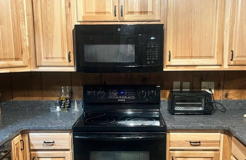 Bushkill House | Rustic, Pet Friendly, FirePlace/Pit, PoolTable, HS Wi-Fi, 60”TVs Indoor pools