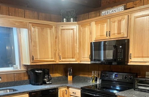 Bushkill House | Rustic, Pet Friendly, FirePlace/Pit, PoolTable, HS Wi-Fi, 60”TVs Indoor pools
