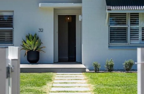Grange House | Seaside on Swan & Laneway Retreat - A Family Haven