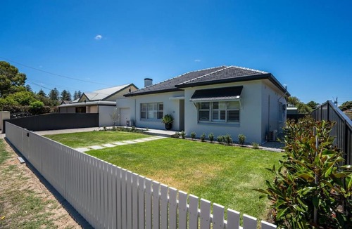 Grange House | Seaside on Swan & Laneway Retreat - A Family Haven