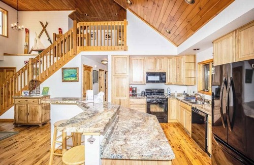 Woodruff House | Secluded lakefront cabin with deck, dock, kayak, canoe, & WiFi