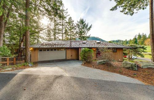 La Conner House | Serene La Conner Retreat w/Fireplace & Deck!