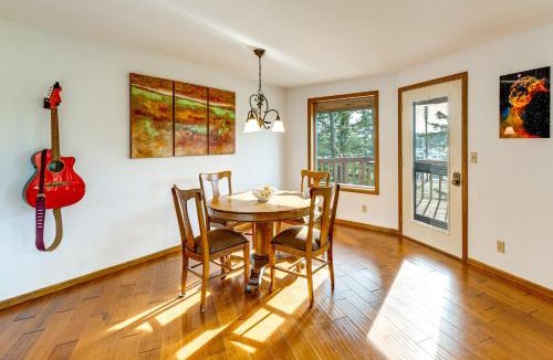 La Conner House | Serene La Conner Retreat w/Fireplace & Deck!