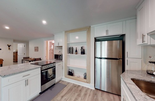 Windham House | Single-Level Duplex with Fast WiFi & a Full Kitchen - Close to Magic Mountain