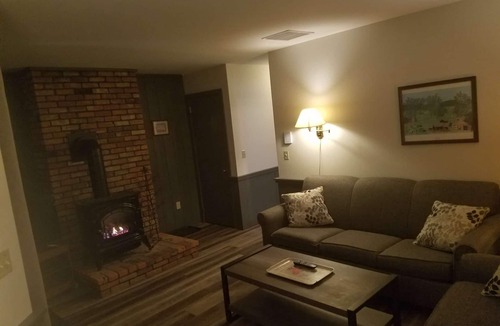 Central Vermont- Killington House | ☆ SKI ON & OFF ☆ Spruce Glen C on Great Eastern Trail w/AC, Sauna, Fireplace