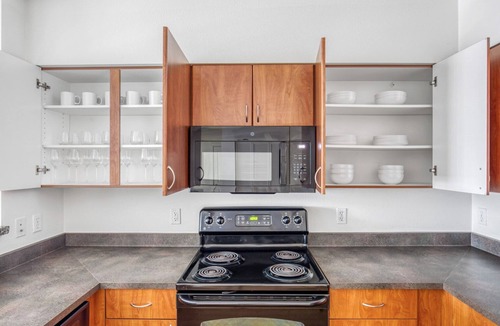 West Bellevue Apartment | Sleek Downtown Bellevue 2BR w/W/D & Storage, near Shops, by Blueground