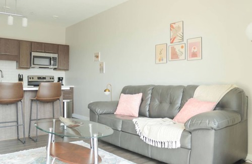 Downtown Des Moines Apartment | Sleepover | Elegant 1BD/1BA - Downtown Des Moines